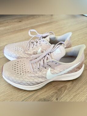Nike Zoom Pegasus 35 Women’s Running Shoes
Size Women’s US 6